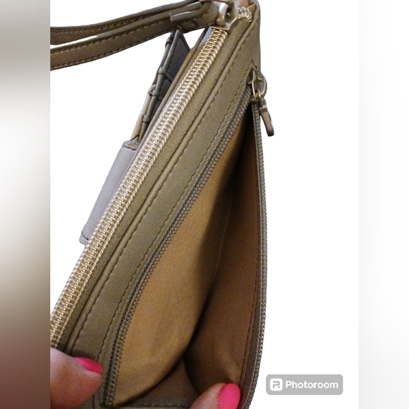 Relic gray womens wristlet. Chevron front. Snap closure. - Picture 5 of 8